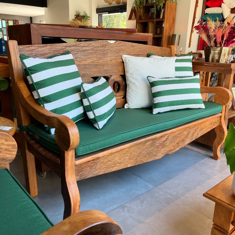 Almofadas e cortinas em harmonia no quarto
