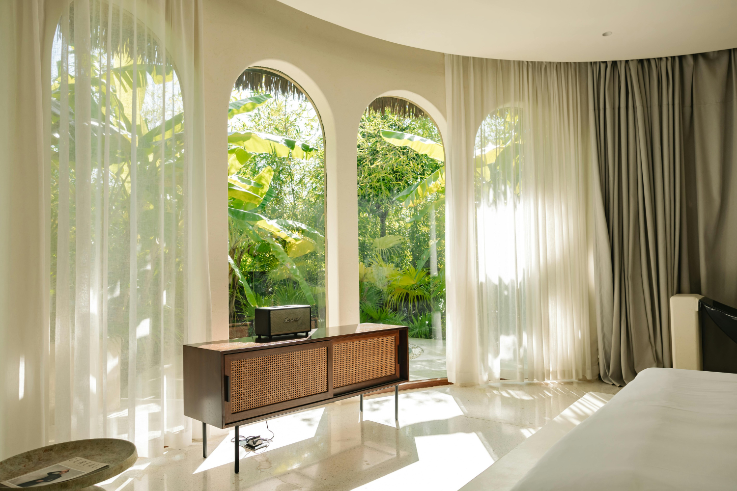 Ambiente decorado com cortinas Bee House